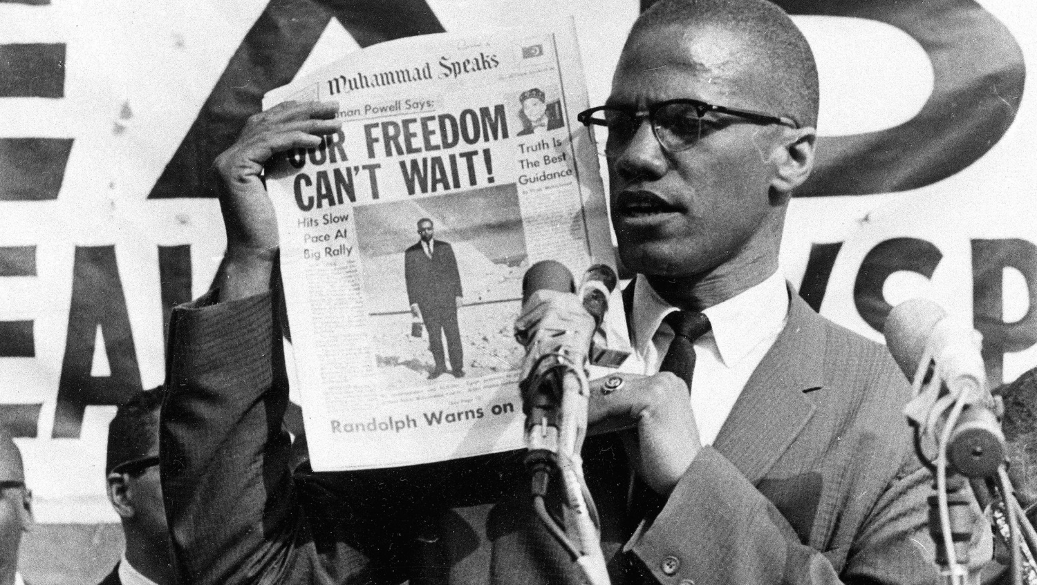 Ο Malcolm X κρατάει φύλλο της εφημερίδας Muhammad Speaks με κεντρικό θέμα που φέρει τον τίτλο "Η ελευθερία μας δεν μπορεί να περιμένει"
